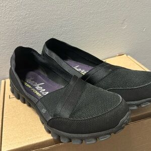 Skechers memory foam comfort shoe, size 9
